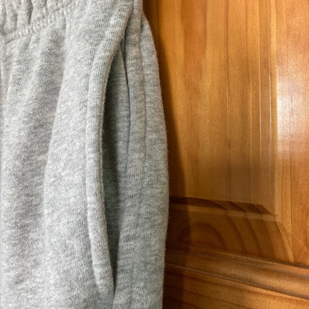 Boy’s size 7-8 Children’s Place Heather Gray sweatpants with elastic waistband